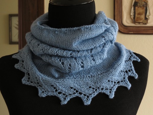 I’ve finished knitting Smoke Ring with Lace Edging by Jackie Ericsson-Schweitzer with Cascade Forest