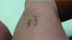 thelandofgodsandmonsterrs:  punhks:  julia wrote on my leg  † deadly dreams †