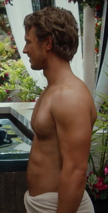 hotashellcelebmen:  More here : https://auscaps.me/2016/07/21/freddie-stroma-shirtless-in-unreal-2-07-ambush/