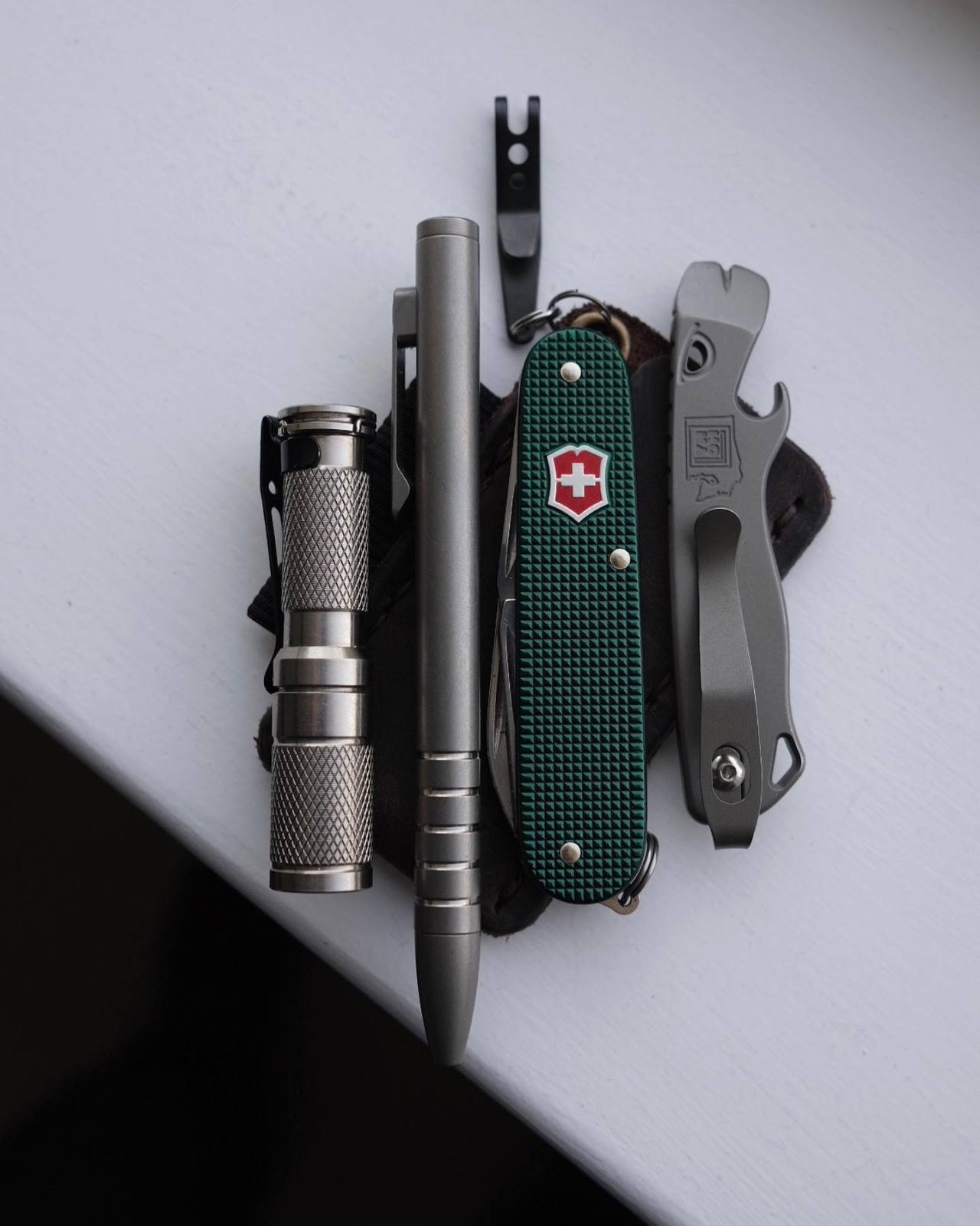 Gearz.
.
.
.
#sakallday #sakarmy #lynchnw #lanyardbead #titaniumbead #urbansurvivalgear #prybar #maratacaaa #titaniumedc #tecaccessories #victorinoxswissarmy #slipjointknife #slipjointparadigm #multitool #edccommunity #edcphotography...