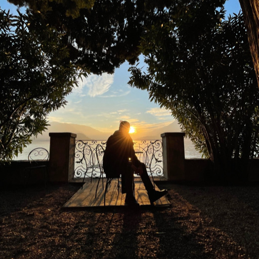 ilragazzocheamastaredasolo:  Sai a chi tocca la solitudine? Alle persone buone d’animo, a quelle troppo sensibili, a quelle troppo deluse. A chi troppe volte si é fidato. La solitudine tocca a chi, troppo ha dato senza ricevere nulla in cambio.