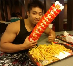 fuckyeahsgboy:  eastboitop:  fuckyeahfuckstory:  monkeyporn2024:  GREAT DISCOVERY AS CANDIDATE TO HAVE LONG WILD NIGHT!!!  all those hormones in those protein shakes must have make them hulks super horny too!  Fries ?  Anyone has the video?! 