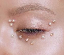 eleven-three:  uyesurana: pearlescent makeup