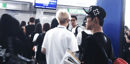 sugaglos:Leader making sure everyone goes before him♥