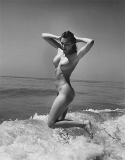 retrogirly:  Photography by Andre de Dienes, 1944