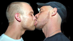 boyhungryforshit:  Smooch 