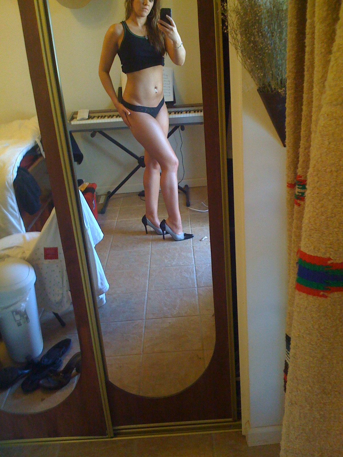 mymarinemindpart2:  Sexy girl posing in and out of uniform pt 1 
