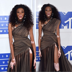 money-in-veins:  Winnie Harlow // VMAs 2016