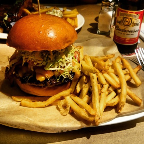Bacon Mac n Cheese Burger 🇳🇾 #allamericanfood #guyfieri #travel #food #newyork  (at Guy’s American Kitchen & Bar)