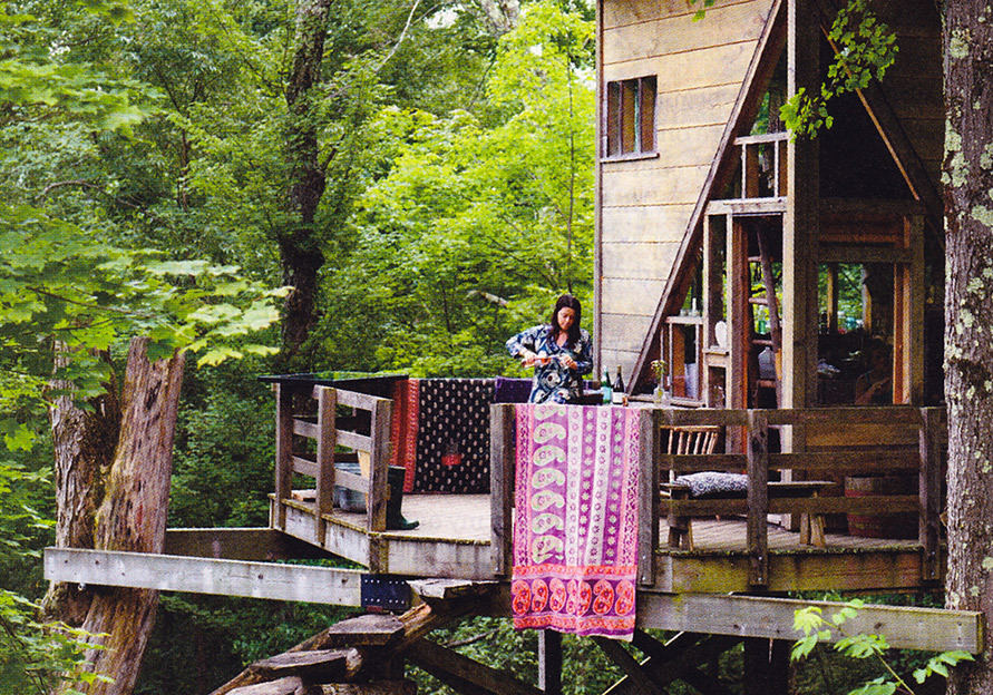 treehauslove:  Linda Aldredge’s Treehouse. Linda is a graphic designer and the