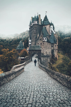 Banshy:  Burg Eltz By: Lennart Pagel