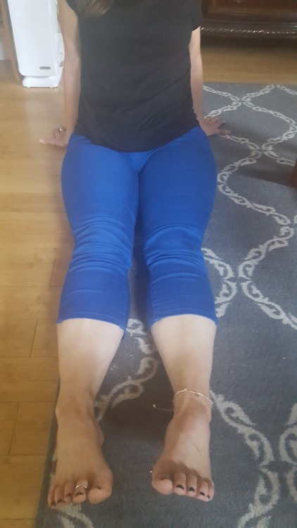 myprettywifesfeet: My pretty wifes sexy curves and gorgeous feet sitting on the floor.please comment