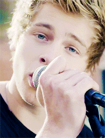 calhood:  Luke “holy fucking shit your eyes are ridiculous” Hemmings 