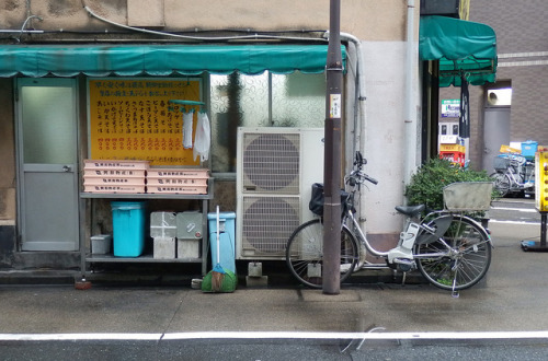 japanese-cityscape:Toujours sur la ligne blanche 5 on Flickr.