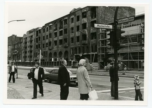 Vintage #Berlin: Der Kottbusser Damm/Ecke Maybachufer Mitte der Siebziger Jahre. Von der Ampel leicht verdeckt: das Bilka-Kaufhaus, das bis 1994 existierte und dann von einem Fox-Markt abgelöst wurde, den es inzwischen auch nicht mehr gibt. (Foto:...
