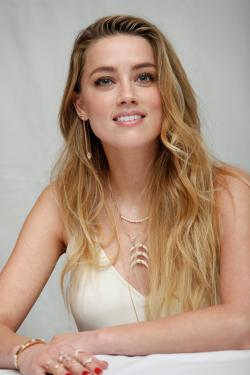 gentlemanboners:  Amber Heard. https://www.snapchat.com/add/gentlemanboners