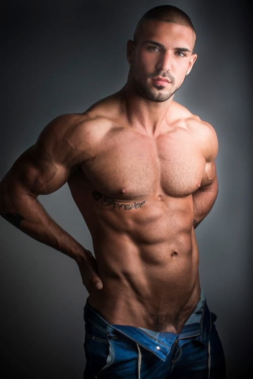locker-room-men:  muscle adult photos