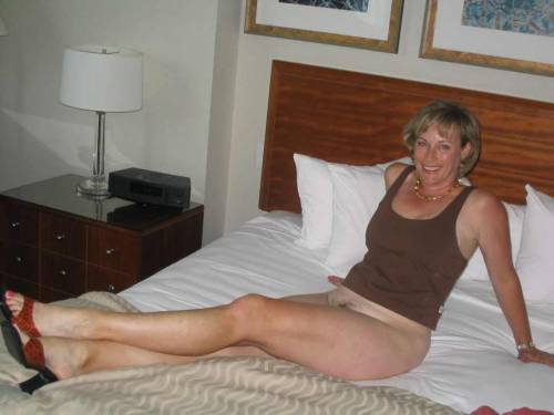 perfectly-mature-cougars:  ralphmyer:  Those legs!  MATURES, MILFS, GRANNIES AND GILFS