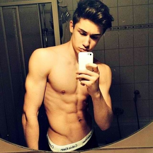 motdrobert2:  Follow me for Hot Guys, Str8 Kiks, Str8 Guy Snaps… *Send me selfies here, submit to me here, 