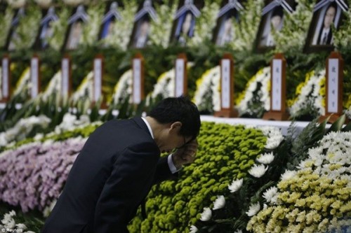 joodanjyanaiyo:  dominioshs-deactivated20140517:  According to the latest figures, 150 people are confirmed to have been killed in the sinking ferry Sewol. South Korean media reported that when found, the bodies of so many students had broken fingers