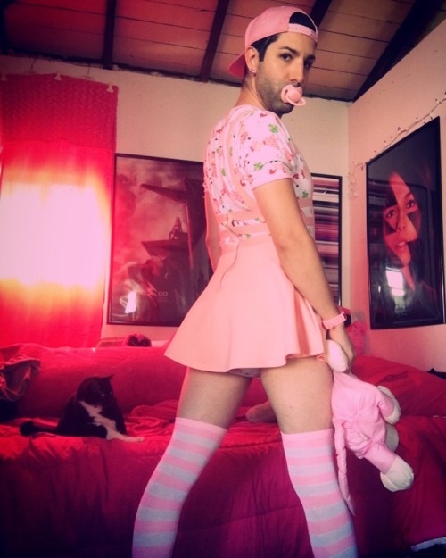 itsthatdiaperguy:Who says boys can’t feel pretty? 💕☺️💕