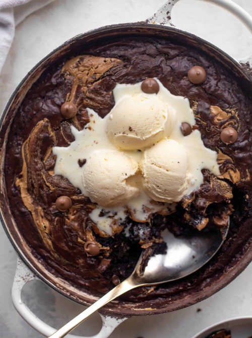 nerdystudentoflove:  fullcravings:  Chocolate Peanut Butter Brownie Skillet   Who wants to help me bake this, rail each other while it bakes, eat it up after, and lick any drips off each other??