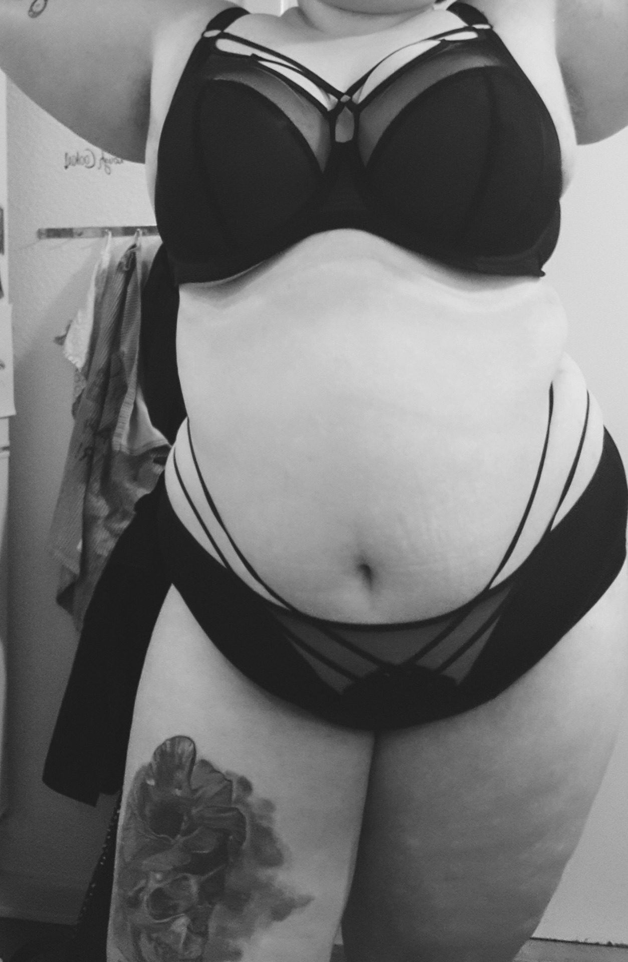 antisocialsoybean:  🖤  Damn that’s a cute tummy 
