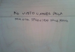 ilblogdiunaragazzasquilibrata:  bullshjts:&ldquo;ho visto l’amore della mia vita sfuggirmi dalle mani.&rdquo;√  