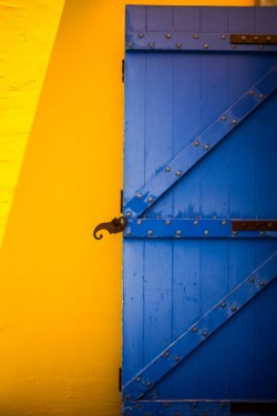 socialfoto:  Blue door by german_resnick 