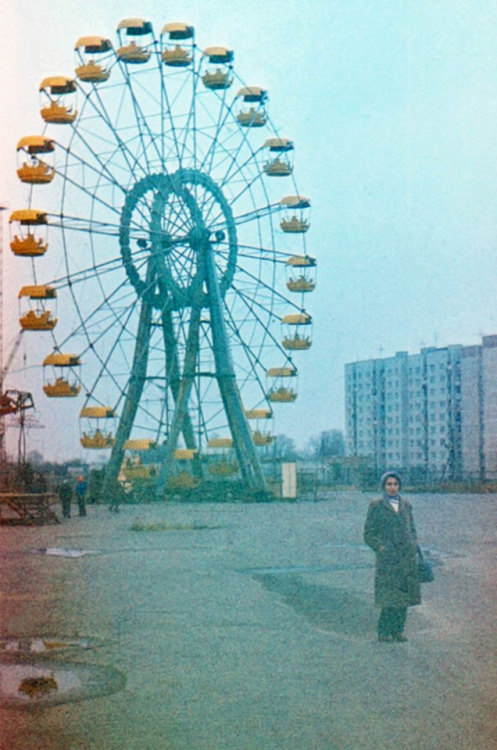 aiiaiiiyo:Unknown woman stands in front of an Amusement park, Pripyat, April 27th 1986, just days af