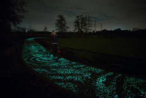 itscolossal:A Solar-Powered Glow-in-the-dark Bike Path by ‘Studio Roosegaarde’ Inspired 