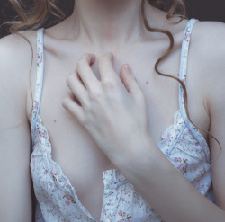 delicatesexandlove:  fuckoff-kindly:  porcelain.  A delicate blog of artistic nudes &amp; tender love (via Tumblr App) 