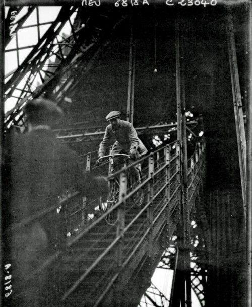 veloclub:  Tour de France. Tour Eiffel. #OccupyTourdeFrance