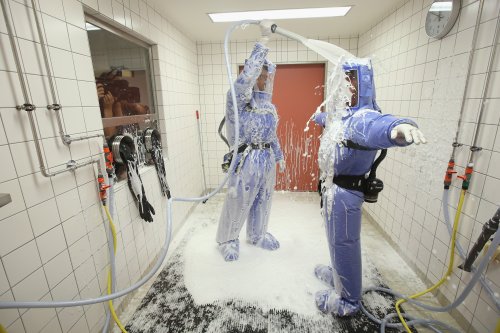 embroideredtippet:  Decontamination methods in German isolation ward   Someone show these nurses in Texas how to do this please