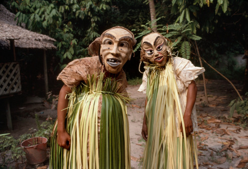 unrar: Carey Island,  Bemboun village, Malaysia. Mah Meri girls get ready for traditional danci