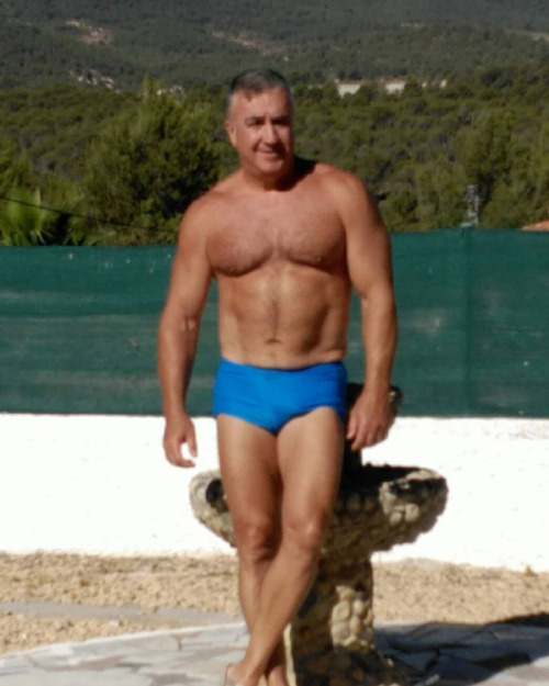 dungee:  brighteyes4brightmind:  Sign me up!!!  Like this man, speedos and a pool