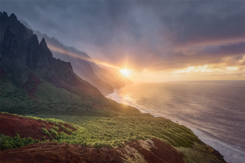 oneshotolive:  God rays over the magical Nā Pali Coast (OC) [1500x1000] 📷: Devin_Rogers_Photos 