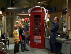 10knotes:  ofdemonsandtimelords: REMEMBER THAT ONE TIME ARWIN MADE A PARALLEL UNIVERSALIZER THAT LOOKED LIKE A PAY PHONE BOOTH AND NONE OF US REALIZED THAT IT WAS A DOCTOR WHO REFERENCE?