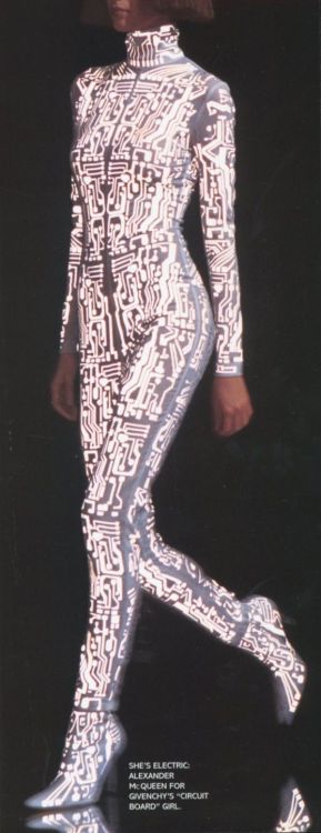 haloheliac:Gisele Bündchen at Givenchy under Alexander McQueen, F/W 1999