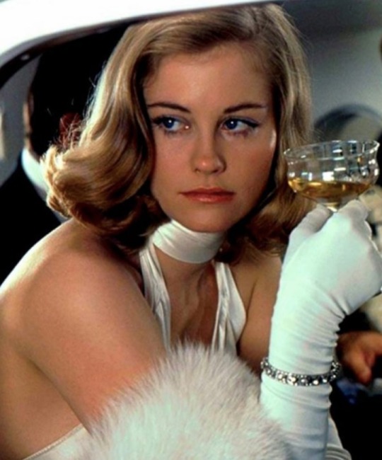 aloneandforsakenbyfateandbyman:Cybill Shepherd, 1974 https://painted-face.com/