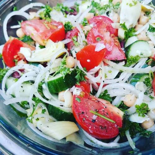 Oil free salad, dressed with lemon juice Cucumbers, tomato, onion, parsley, dill, artichoke hearts, 