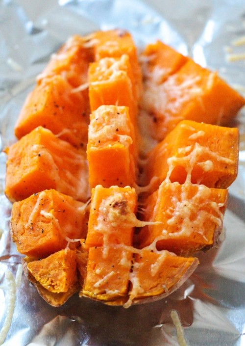 birdyally:  blissful-veronica:  Omg I thought it was an orange mango  either way, get in muh belly