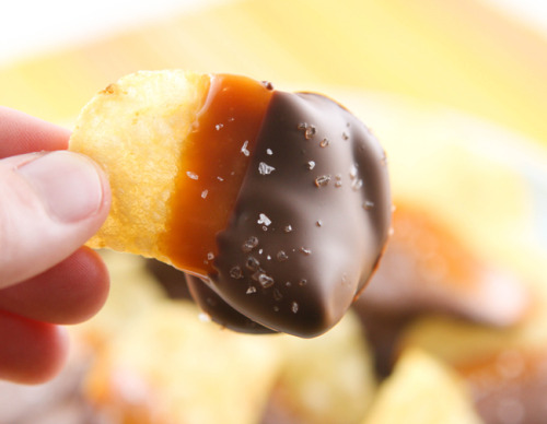 thecakebar:  Salted Caramel Chocolate Chips Tutorial {click link for full tutorial} OMG it’s a DIY Lays Chocolate Chips!  