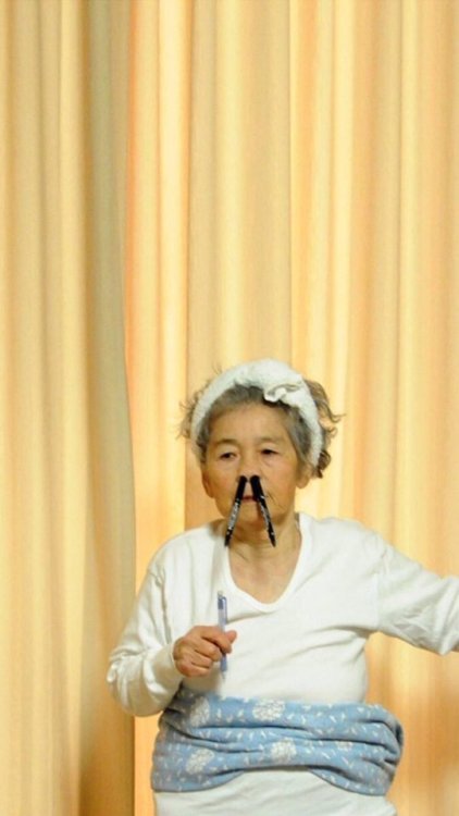 rejectedprincesses:I love 89-year-old Kimiko Nishimoto’s self-portraits. I want to be as cool as her if I grow up.More o