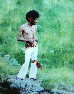 babeimgonnaleaveu:   Jimi Hendrix in Hawaii,