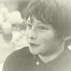 storybrooke-gifs:anon asked a gifset with Henry and his grandparents before and after the curse . 