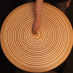 danielcnicolini:  taktophoto:  Hypnotic Patterns Drawn on Spinning Potter’s Wheel  Spinning mandalas. El enchastre qué puedo hacer yo…. 