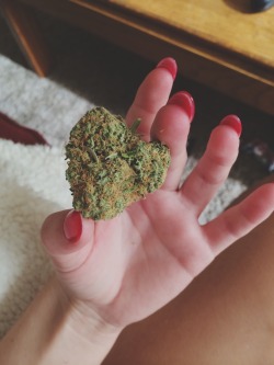 kinkyteens:  My nug looks like a heart :)