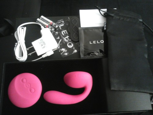 YAY IT CAME IN so here’s a little tour of what comes in a Lelo Ida box Lelo always has really pretty and sleek packaging, with a thin outer box with a graphic of the toy on it, and a hard shell plain box underneath the toys are sunken in a velvet