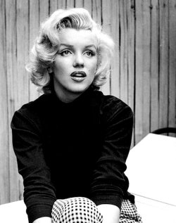 infinitemarilynmonroe:Marilyn Monroe photographed